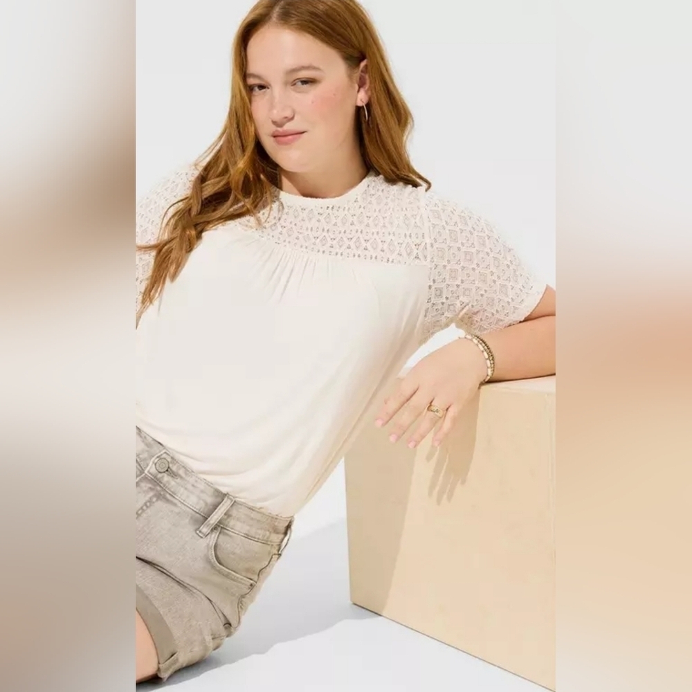 Torrid Round Neck Women Top Blouse Shirt Size 2 White Lace Short Sleeve NWT